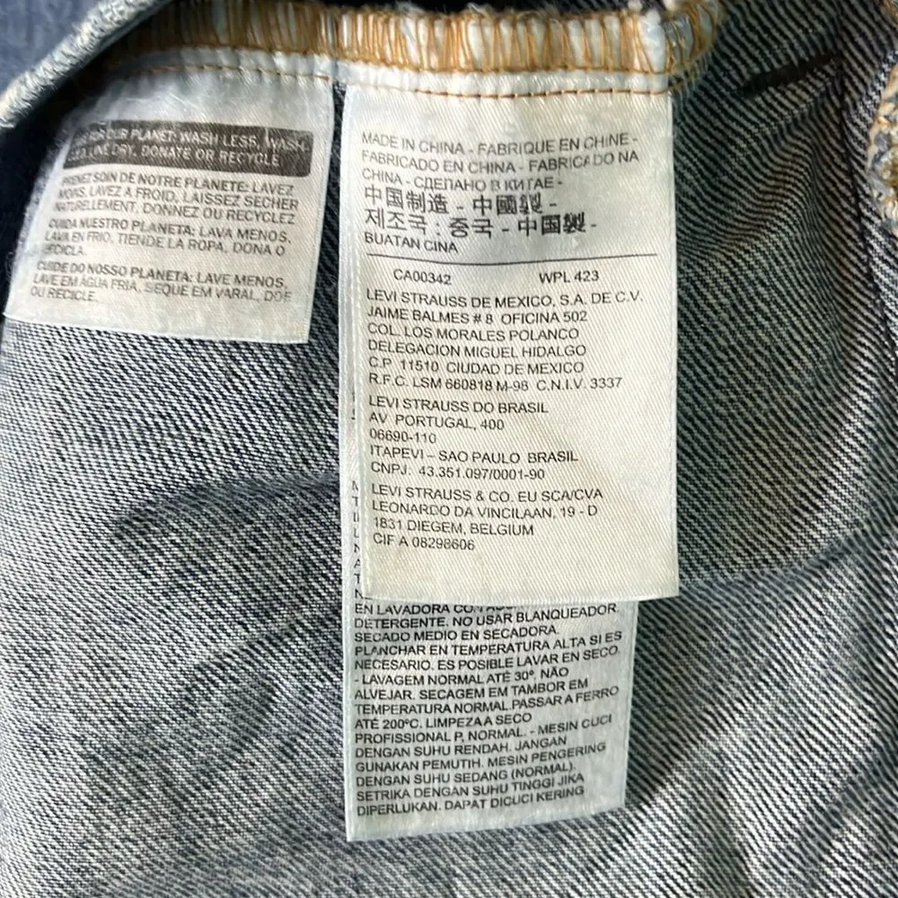 Levi’s Hula Girl Collar Trucker Denim Jacket size Medium Distressed - Picture 8 of 8